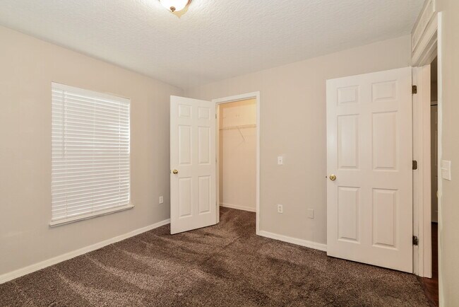 Building Photo - 2209 Nicollett Way