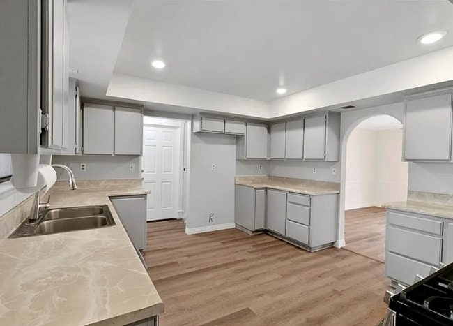 Building Photo - Spacious living, large yard, off street parking.  Available for immediate Move In