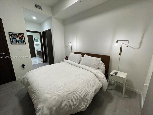 Building Photo - 1000 Brickell Plaza