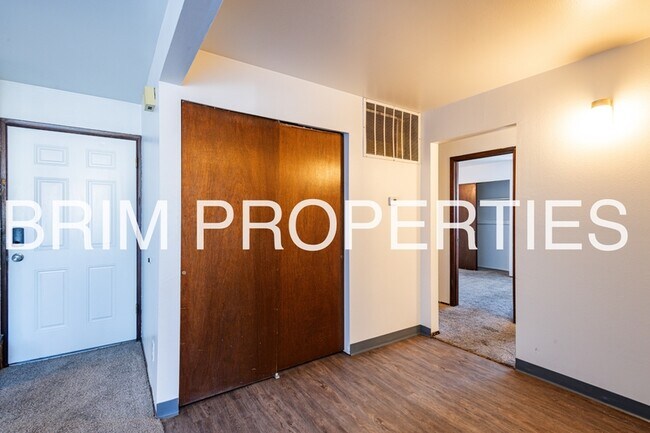 Building Photo - 290 100 E