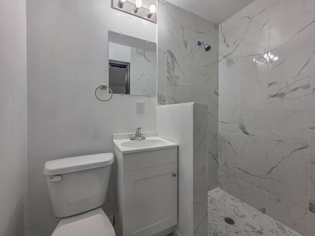 Building Photo - Charming 3-Bed, 2.5-Bath Home in Bethany w...