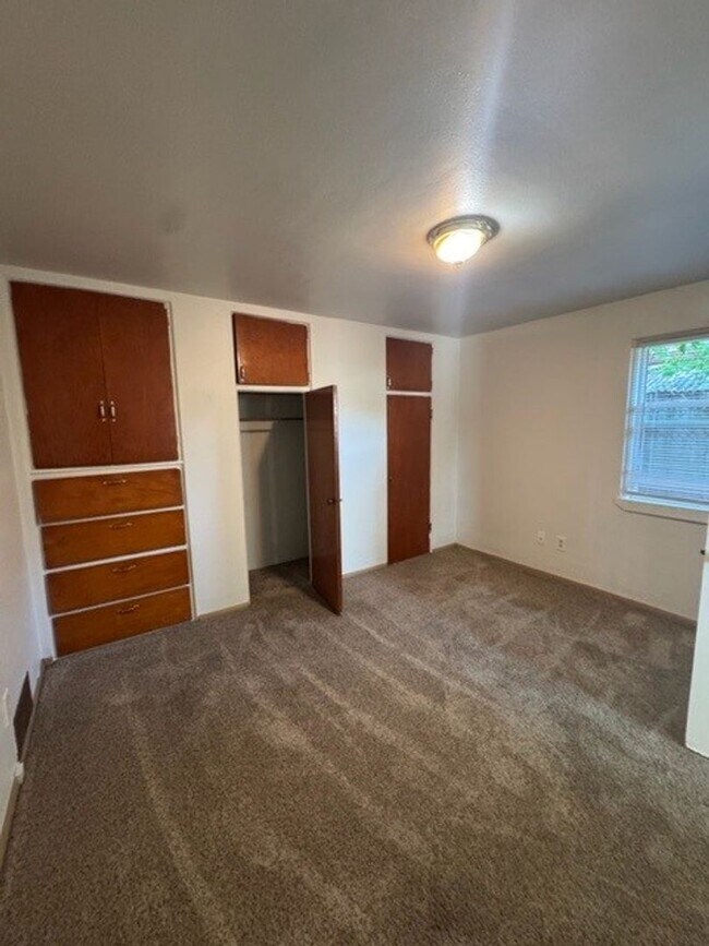 Building Photo - Jean Street 4 Plex