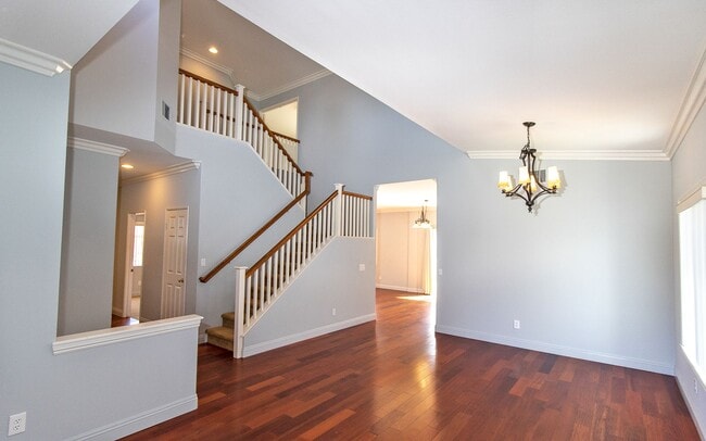Building Photo - Spacious 6 Bedroom Home With Huge Backyard!