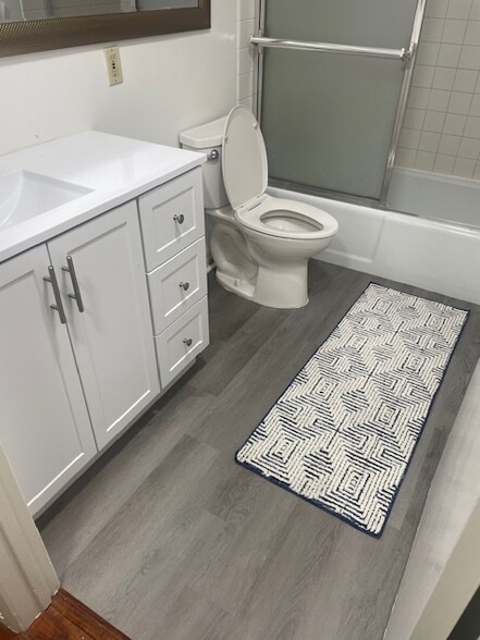 Bathrom - 2642 1/2 S Corning St