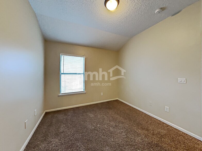 Building Photo - 11390 Oaklawn Rd