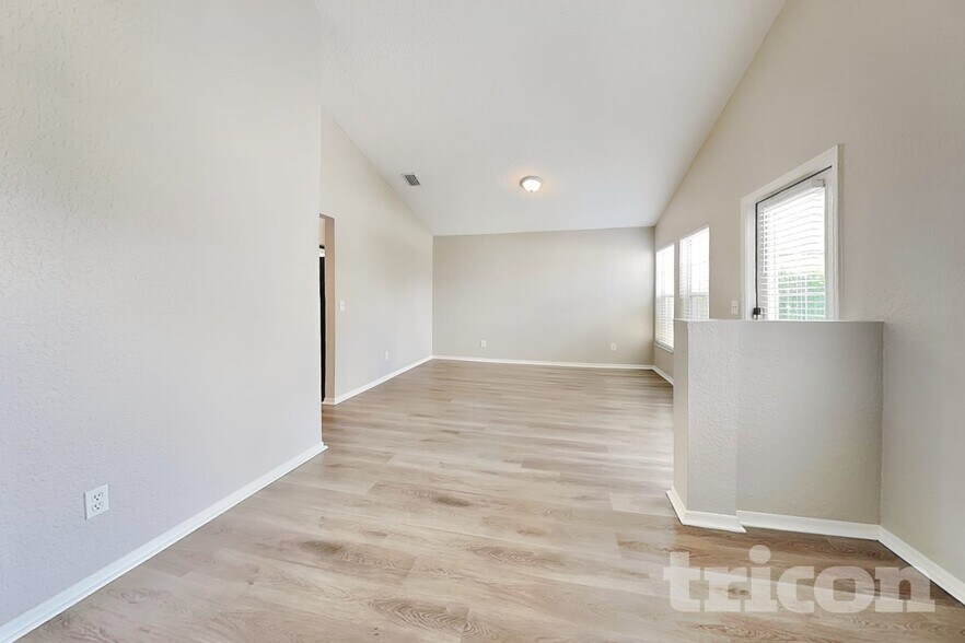 Building Photo - 1124 Vinetree Dr