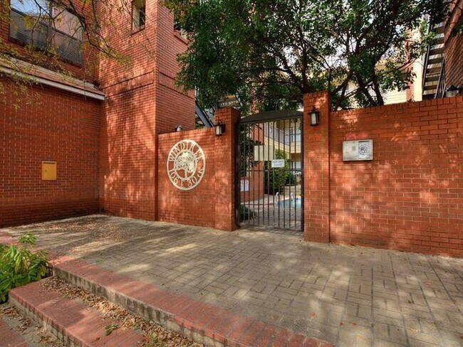 Building Photo - 106 E 30th St