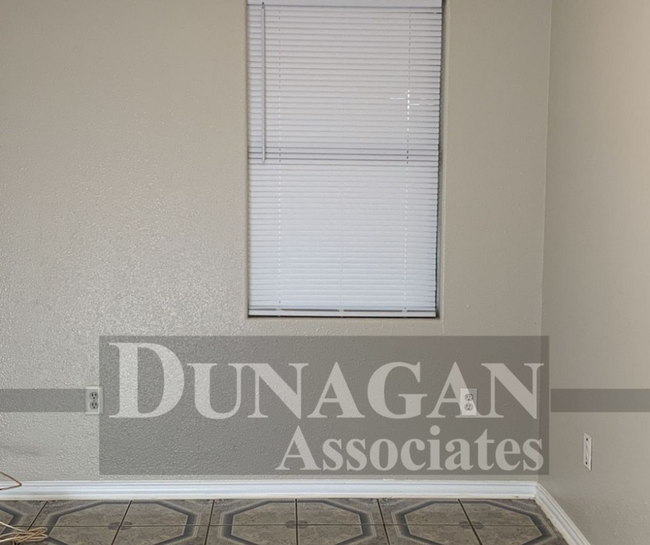Building Photo - 206 S Mesa St
