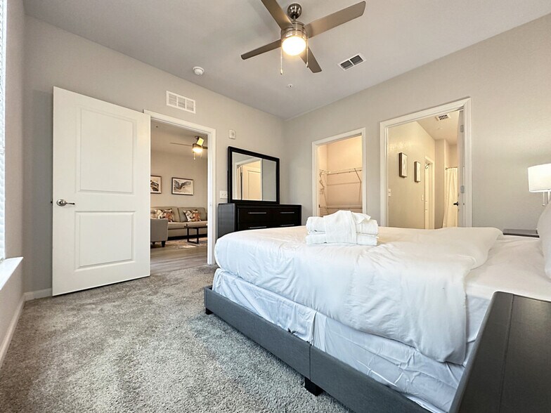 Building Photo - 1323 Sands Ter E