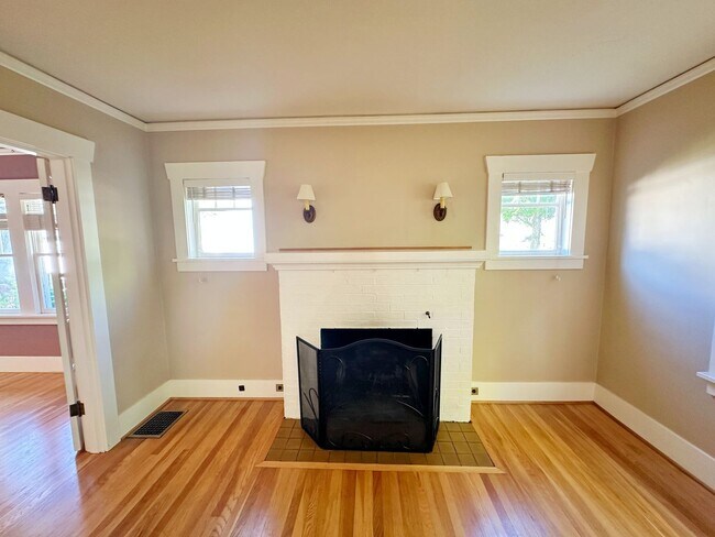 Building Photo - Stunning 3 Bedroom with Fully Fenced Yard ...