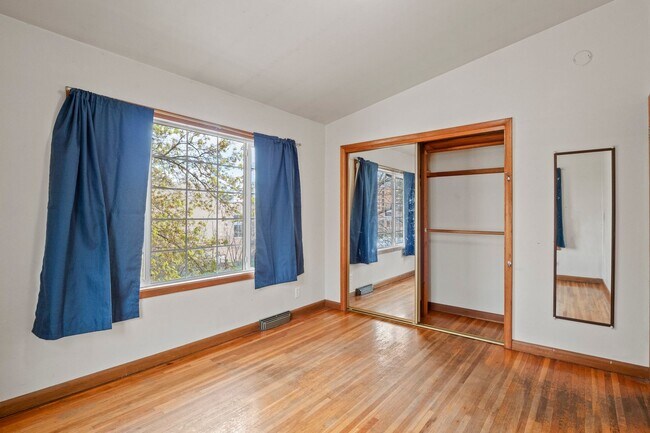Building Photo - 4+ bed 2 bath available center of campus v...