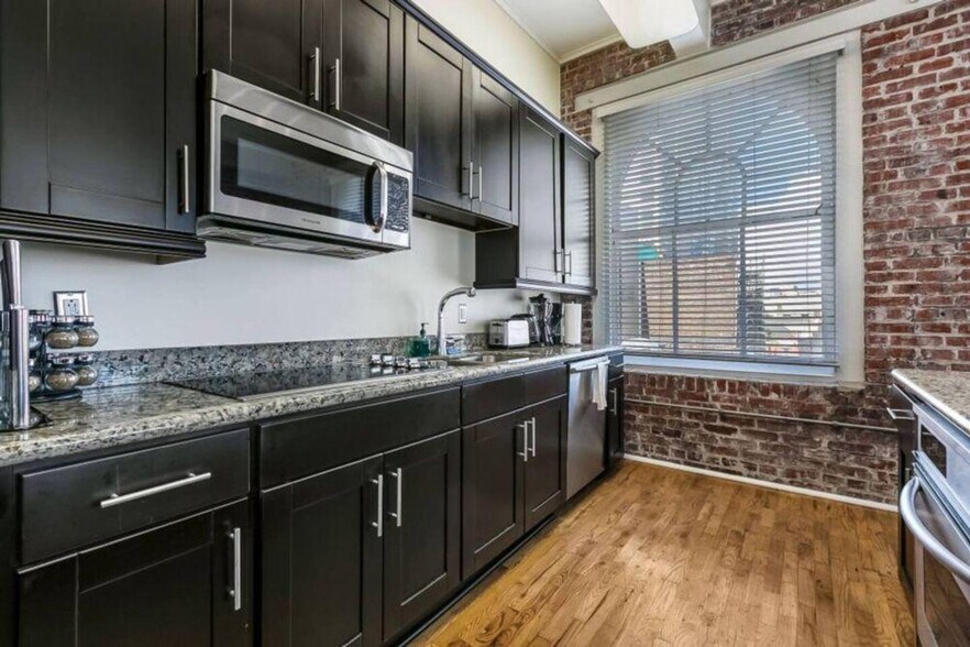 Building Photo - 201 Magazine St