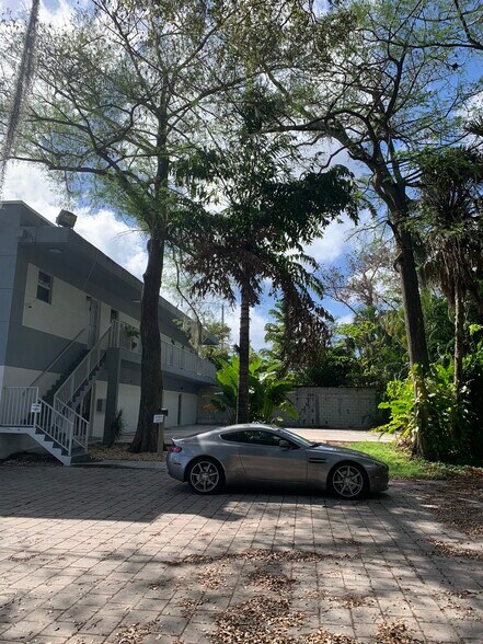 Private unit surrounded by lush trees - 3225 N Andrews Ave