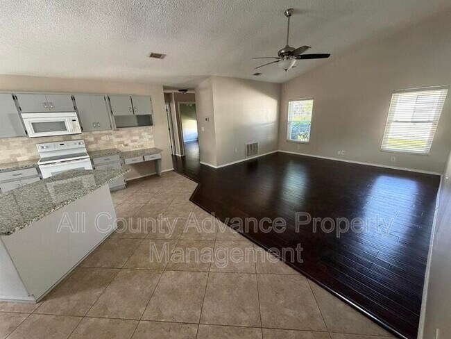 Building Photo - 3232 Oakwood Pl