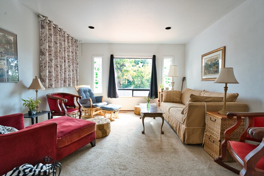 Building Photo - 945 Midpine Way