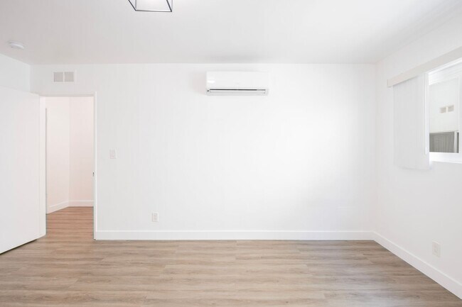Building Photo - Newly Remodeled Ground Floor 1 Bed / 1 Bath Apartment in Prime West Hollywood