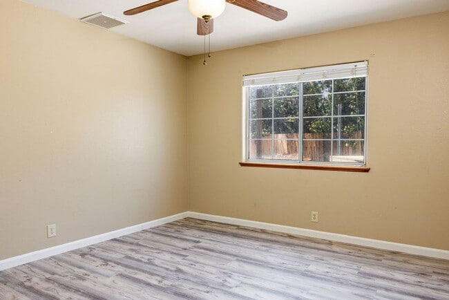 Building Photo - NORTHWEST SOLAR HOME - AVAILABLE NOW!!