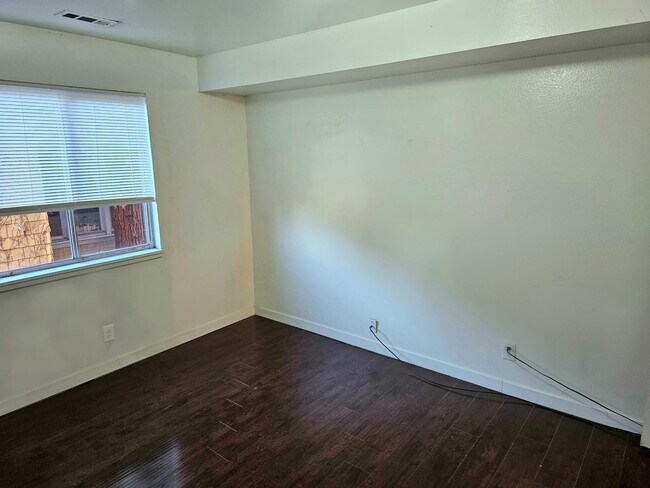 Building Photo - Nice Private Guy Room Downtown