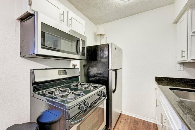 Building Photo - Amazing 1 bedroom off Manor rd.  Central Austin at its finest