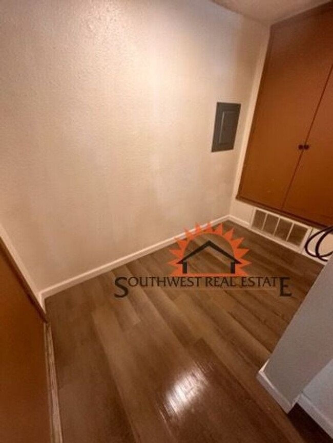 Building Photo - Spacious 2 bedrooms 1 bath duplex