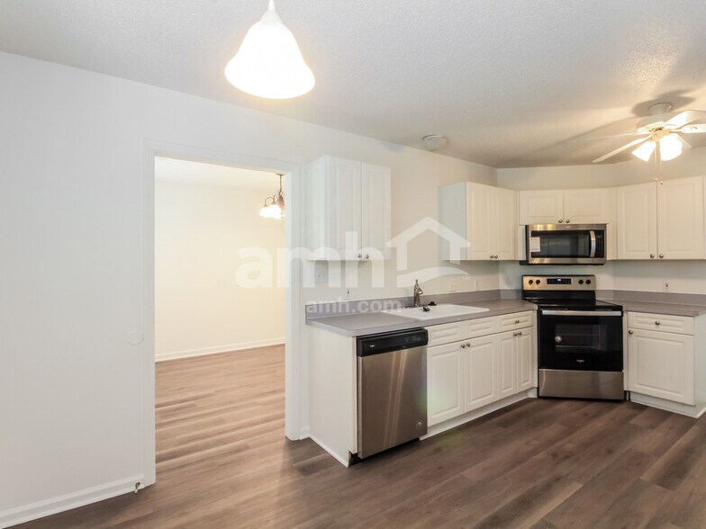 Building Photo - 628 Windsor Dr SE