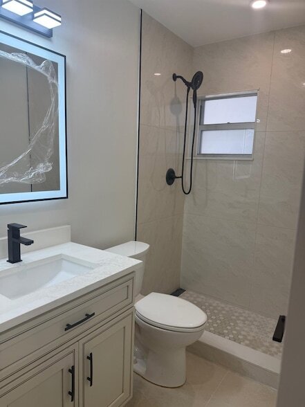 Building Photo - 2725 Middle River Dr