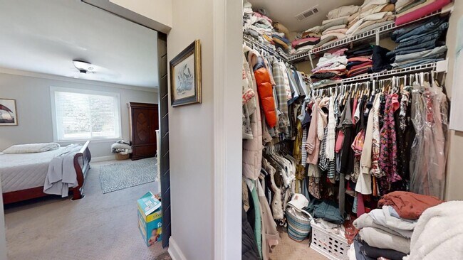 Building Photo - Gorgeous and updated home in Heart of Auburn