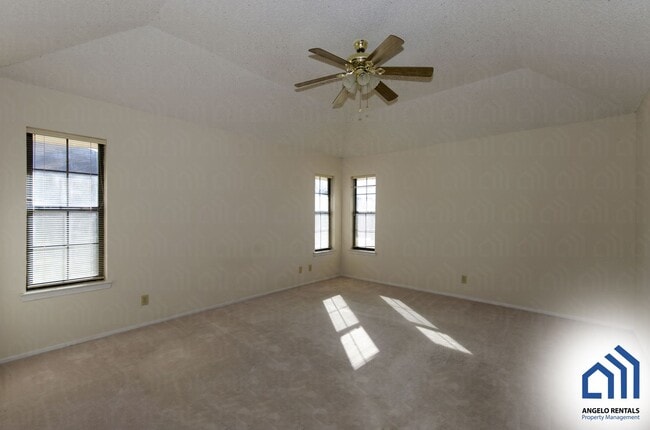 Building Photo - 6 MONTH LEASE!! SPACIOUS Southland 4 bed/3...