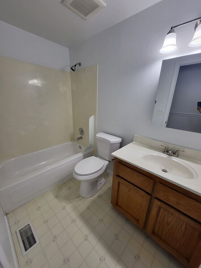 Building Photo - 2166 Carriage Crest Dr