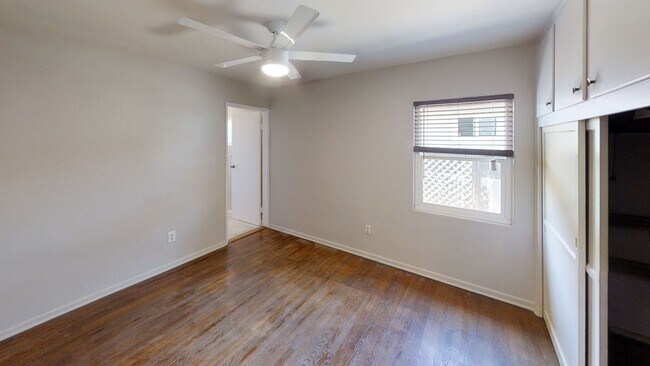Building Photo - 5121-5123 E Falls View Dr