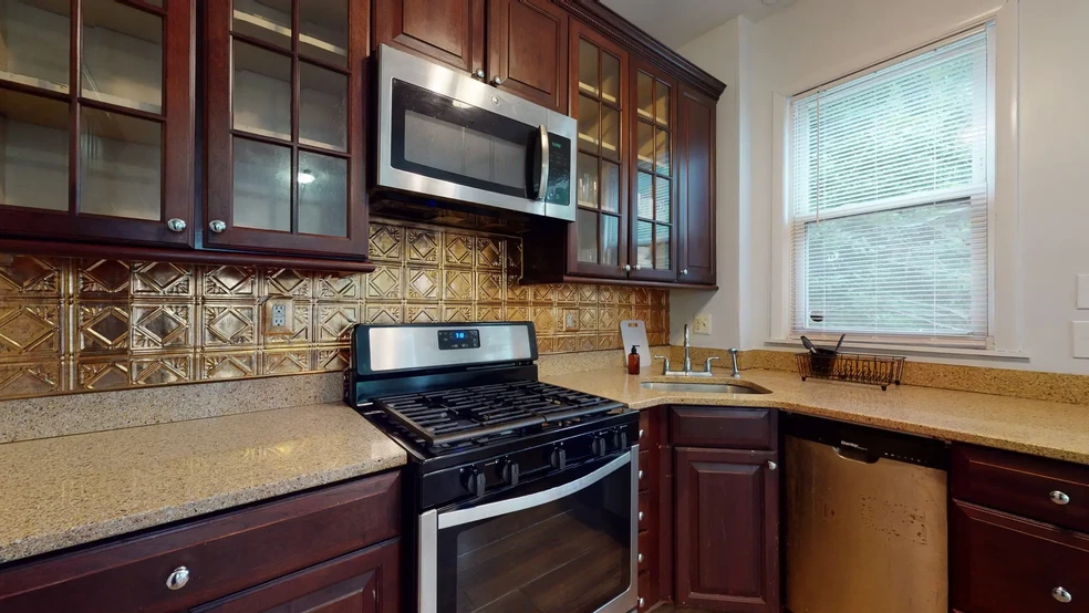 Kitchen - 439 Park Rd NW