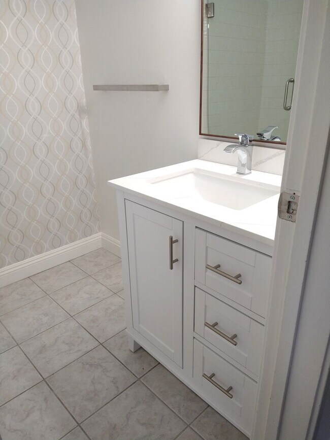 Building Photo - Large family home in Panorama area, near Bakersfield College!