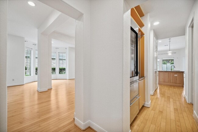 Building Photo - 95 N Mews Wood Ct