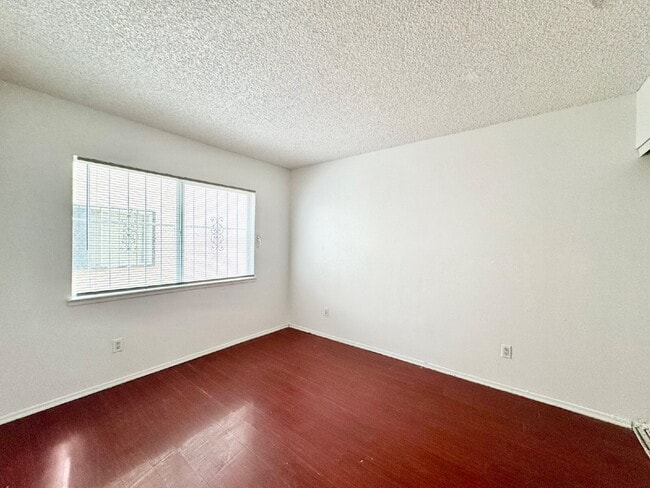 Building Photo - HIVE SUMMER MOVE-IN SPECIAL: DOWNSTAIRS CONDO | RECENLY REHABBED 2 BEDROOM 1 BATH | ACROSS FROM C...
