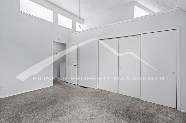 Building Photo - Charming Condo with Washer/Dryer and Mount...