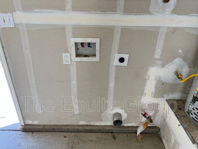 Building Photo - 2133 W Lark Ave