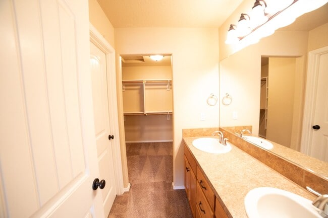 Building Photo - Newer Construction Townhome in Canby