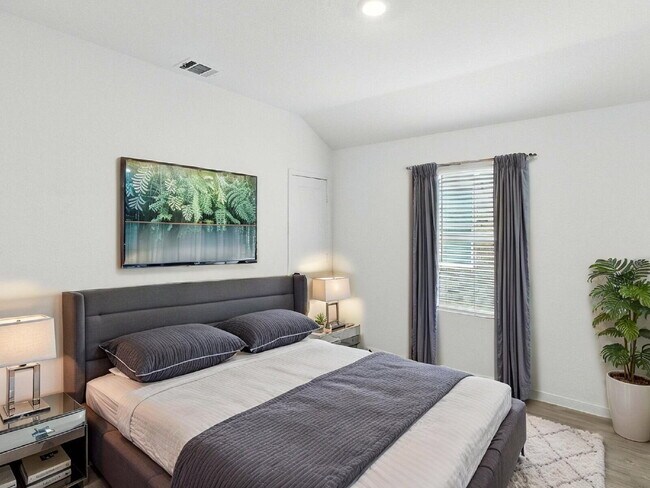 Building Photo - Beautiful 4 Bed, 3 Bath Home - Spacious & ...