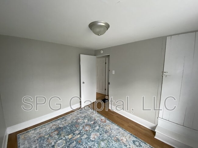 Building Photo - 325 Valley St