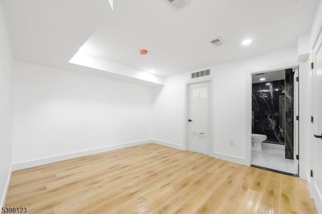 Building Photo - 169 New St