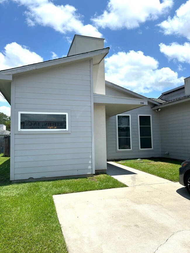 Building Photo - 510 Live Oak Blvd