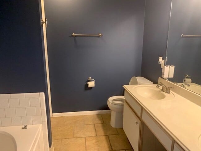 Building Photo - What a Find! 4 Bedrooms!