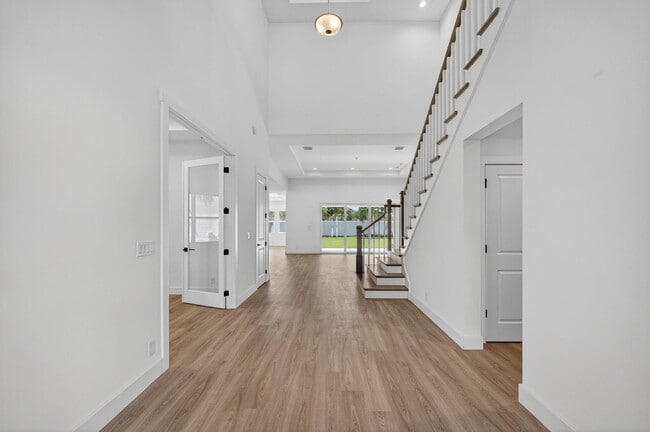 Building Photo - 9288 Crestview Cir