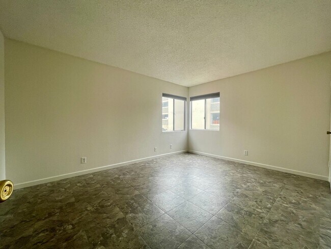 Building Photo - Specious 2 Bedrooms 1 Bathroom with Parkin...