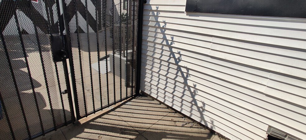 Building Photo - 1005 1/2 Calzona St