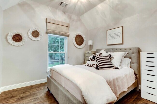 Building Photo - 5523 Island Breeze Dr