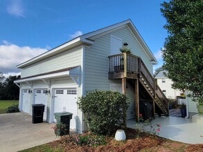 Building Photo - 3060 Dickinson Dr