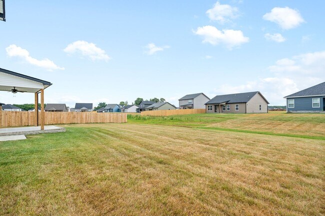 Building Photo - Pet Friendly Three Bedroom with Bonus!