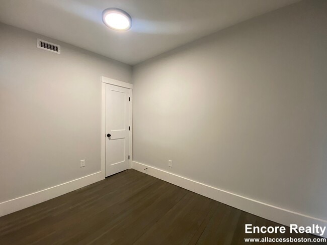 Building Photo - 118 Marginal St