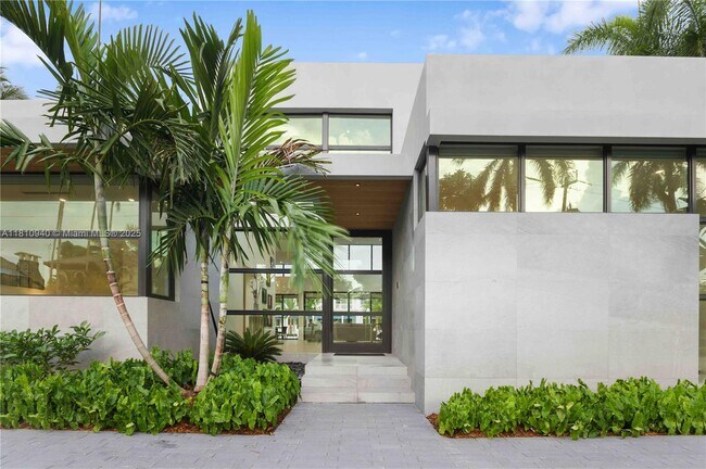 Building Photo - 401 Royal Plaza Dr